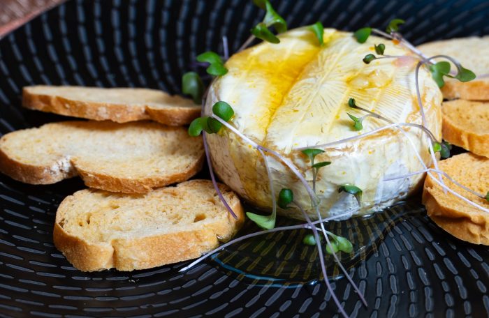 Queso Camembert con miel y maracuyá