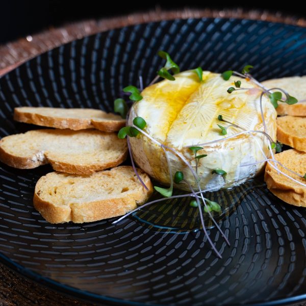 Queso Camembert con miel y maracuyá