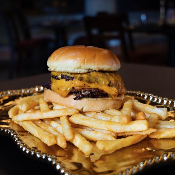 Smash Burger Rockefeller con papas fritas